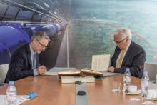 Podpisanie umowy przez prof. Kurka, dyrektora NCBJ i dr. Frédéricka Bordry, dyrektora ds. Technologii Akceleratorów w CERN(fot. CERN)