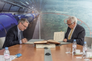 Podpisanie umowy przez prof. Kurka, dyrektora NCBJ i dr. Frédéricka Bordry, dyrektora ds. Technologii Akceleratorów w CERN (fot. CERN)