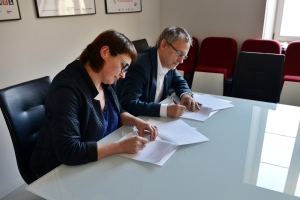 Magdalena Sroka and Krzysztof Kurek are signing intention letter on cooperation between Polish Film Institute (PISF) and NCBJ (photo Marcin Kułakowski, PISF)