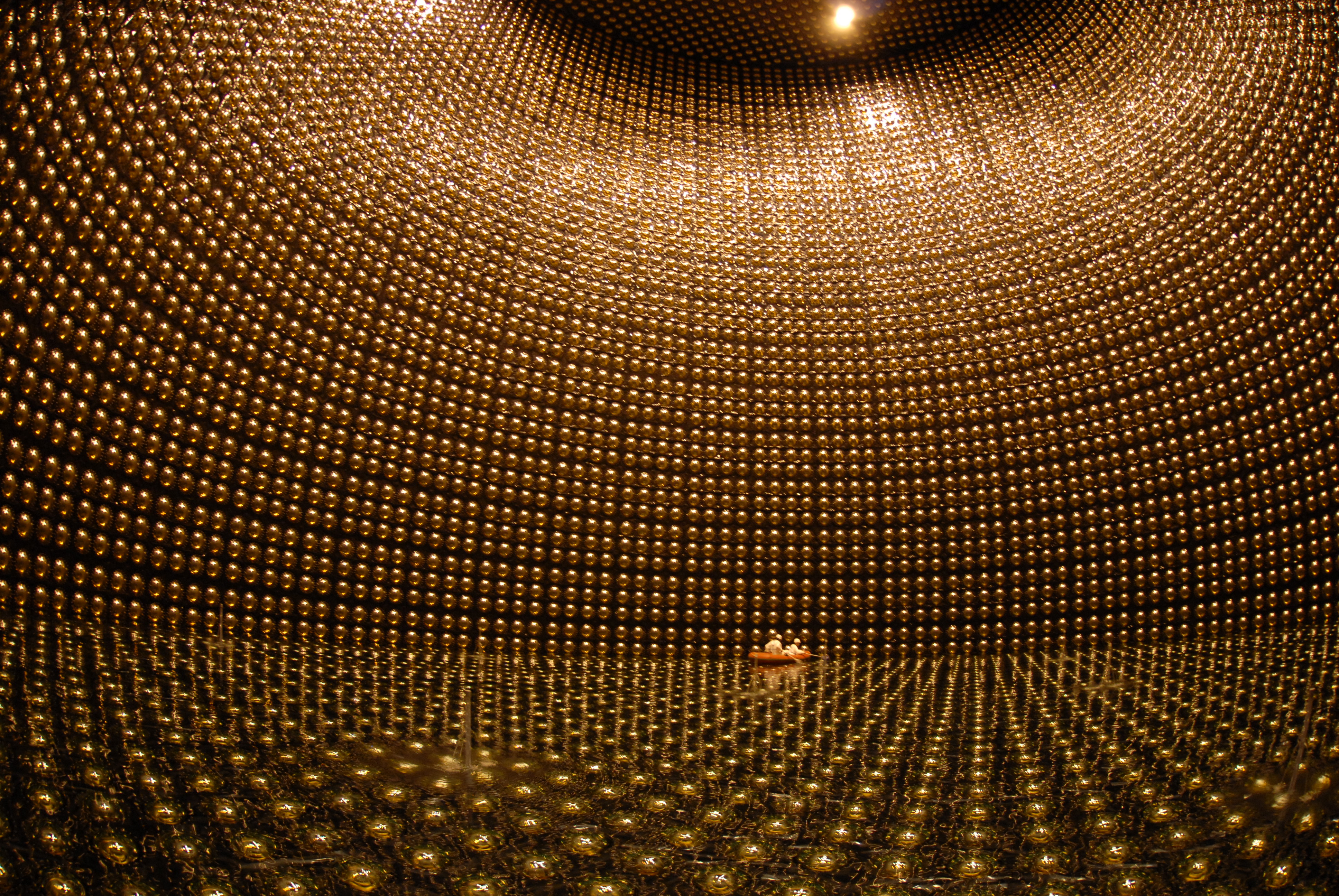 Wnętrze detektora Super-Kamiokande (po opróżnieniu z wody do celów konserwacyjnych). Źródło: Kamioka Observatory, ICRR (Institute for Cosmic Ray Research), The University of Tokyo.