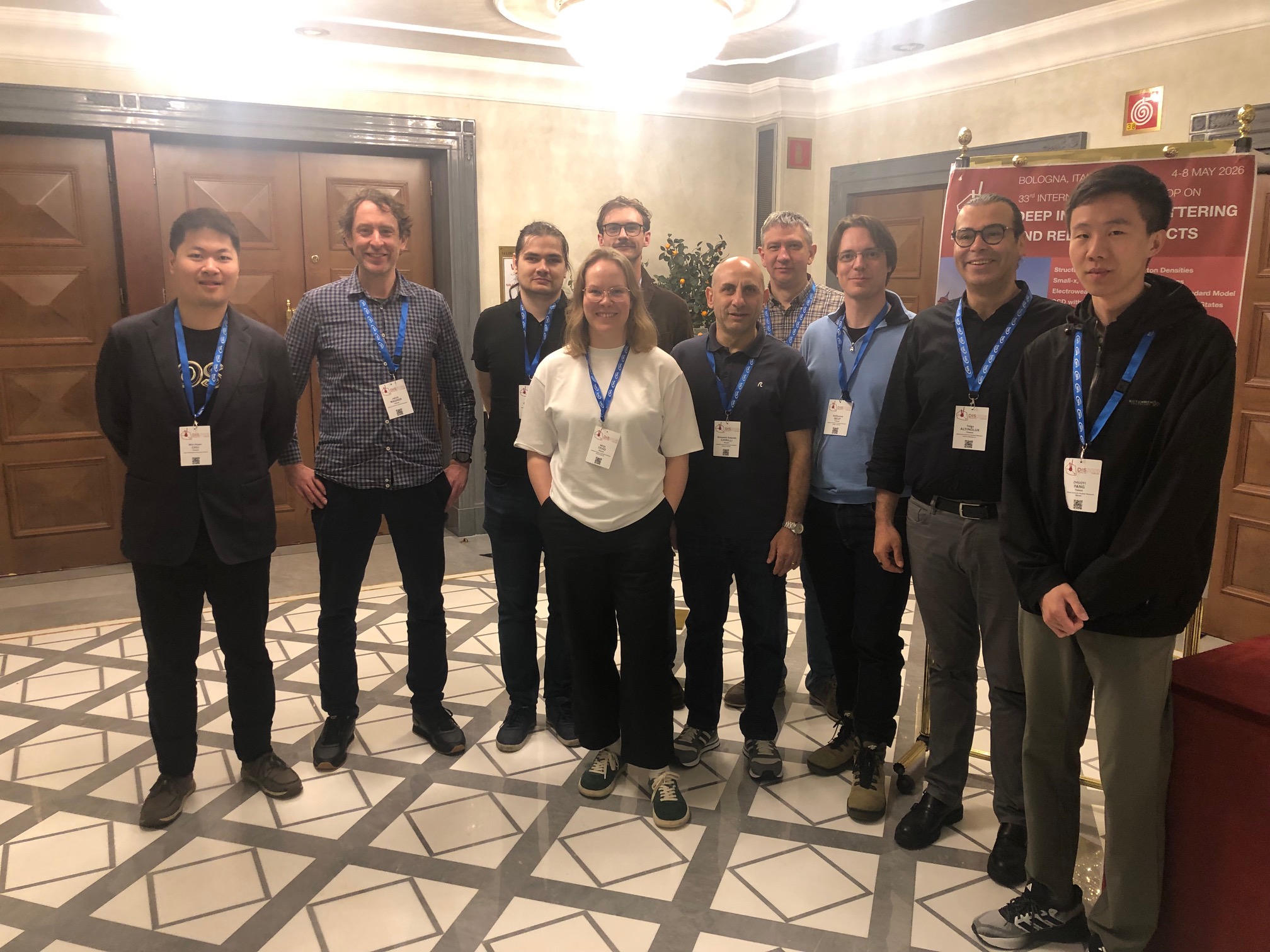 Grupa ekspertów NCBJ na konferencji DIS26. Od lewej: Min-Huan Chu (UAM Poznań, BP2), Jakub Wagner (BP2),  Kacper Gosławski (BP2), Mirja Tevio (BP2), Jules Favrel (BP2), Giovanni Chirilli (BP2), Marcin Stolarski (BP3), Guillaume Beuf (BP2),  Tolga Altinoluk (BP2), Zhuoyi Pang (BP2)