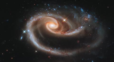 Zdjęcie z Hubble'a wykonane 17 grudnia 2010 r. W kwietniu 2011 roku amerykańska rządowa agencja kosmiczna NASA świętowała 21. rocznicę swojego istnienia, publikując zdjęcie galaktyk spiralnych ułożonych w kształt róży. Źródło: NASA Zdjęcie z Hubble'a wykonane 17 grudnia 2010 r. W kwietniu 2011 roku amerykańska rządowa agencja kosmiczna NASA świętowała 21. rocznicę swojego istnienia, publikując zdjęcie galaktyk spiralnych ułożonych w kształt róży. Źródło: NASA