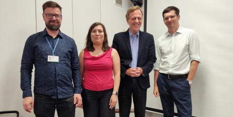 Laureaci Nagród Dyrektora Departamentu Badań Podstawowych 2025. Od lewej: dr Adam Szabelski, dr hab. Ambra Nanni, prof. Stanisław Mrówczyński, Dyrektor Departamentu, dr hab. Przemysław Małkiewicz, prof. NCBJ