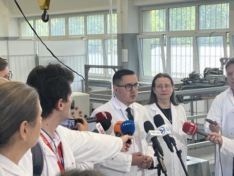 5 sierpnia w Narodowym Centrum Badań Jądrowych (NCBJ) odbyła się konferencja prasowa poświęcona uzyskaniu nowego, bezterminowego zezwolenia na eksploatację reaktora badawczego MARIA. W wydarzeniu udział wzięli: Minister Energii Miłosz Motyka, p.o. Dyrektora NCBJ prof. dr hab. Agnieszka Pollo, Zastępca Dyrektora ds. Bezpieczeństwa Jądrowego i Ochrony Radiologicznej mgr inż. Grzegorz Krzysztoszek oraz Dyrektor Departamentu Eksploatacji Obiektów Jądrowych mgr inż. Paweł Nowakowski.