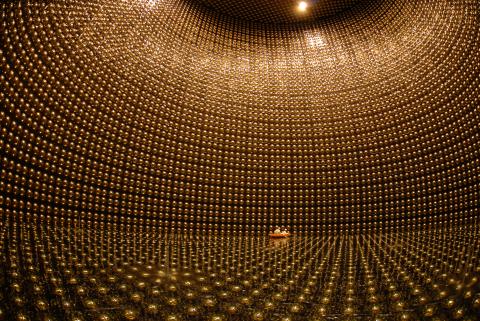 Wnętrze detektora Super-Kamiokande (po opróżnieniu z wody do celów konserwacyjnych). Źródło: Kamioka Observatory, ICRR (Institute for Cosmic Ray Research), The University of Tokyo.
