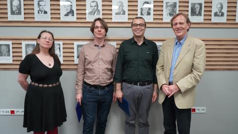 dr hab. Tolga Altinoluk i dr Guillaume Beuf za całą serię prac teoretycznych dotyczących przewidywań chromodynamiki kwantowej (QCD) w warunkach, które będą osiągalne w powstającym właśnie Zderzaczu Elektronów i Jonów (EIC);