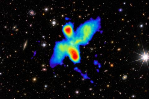 Obraz 3C 223.1 uzyskany przez LOFAR nałożony na złożony obraz w kolorach RGB z DECaLS DR 10. 3C 223.1 jest potencjalnym obiektem typu dual-AGN XRG. Obraz stworzony przez Prajnadipta Ghosha, stylizowany przez sztuczną inteligencję.
