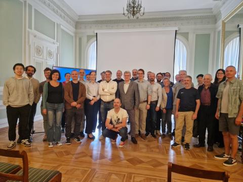 Teoretycy z NCBJ na konferencji łączącej cząstki elementarne i kosmologię