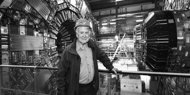 Peter Higgs przy eksperymencie CMS (Foto: CERN)
