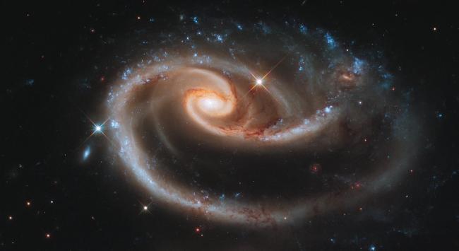Zdjęcie z Hubble'a wykonane 17 grudnia 2010 r. W kwietniu 2011 roku amerykańska rządowa agencja kosmiczna NASA świętowała 21. rocznicę swojego istnienia, publikując zdjęcie galaktyk spiralnych ułożonych w kształt róży. Źródło: NASA Zdjęcie z Hubble'a wykonane 17 grudnia 2010 r. W kwietniu 2011 roku amerykańska rządowa agencja kosmiczna NASA świętowała 21. rocznicę swojego istnienia, publikując zdjęcie galaktyk spiralnych ułożonych w kształt róży. Źródło: NASA