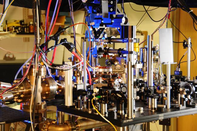 Zegar atomowy w NIST (National Institute of Standards and Technology) bazujący na izotopie iterbu. Źródło: Burrus/NIST Zegar atomowy w NIST (National Institute of Standards and Technology) bazujący na izotopie iterbu. Źródło: Burrus/NIST