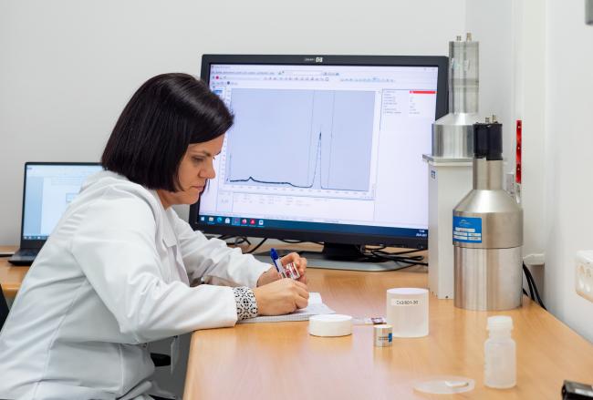 Prof. M. Grodzicka-Kobyłka w laboratorium badań detektorów promieniowania w NCBJ