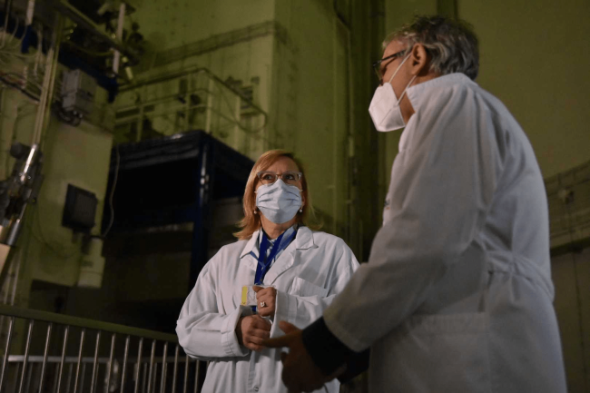 Minister Anna Moskwa i Dyrektor NCBJ prof. Krzysztof Kurek w hali reaktora MARIA. Źródło: Ministerstwo Klimatu i Środowiska