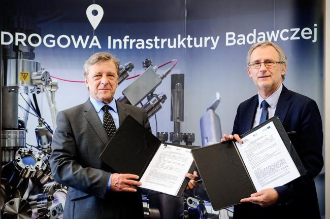 Olaf Gajl dyrektor OPI i Krzysztof Kurek dyrektor NCBJ w trakcie podpisywania umowy, fot. NCBJ