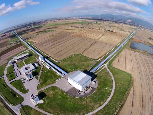 Laboratorium eksperymentu VIRGO - widok z lotu ptaka (Credits: N. Baldocchi/The Virgo Collaboration)
