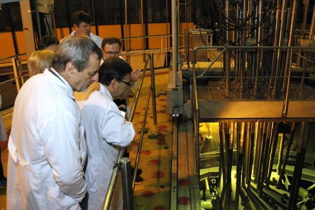 Prof. Donne i dr Litaudon zwiedzają reaktor badawczy Maria (fot. M. Pawłowski, NCBJ)