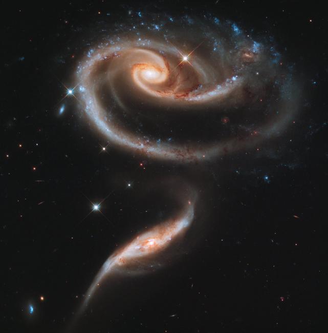 To zdjęcie pary oddziałujących galaktyk zwanych Arp 273 zostało opublikowane z okazji 21. rocznicy uruchomienia Kosmicznego Teleskopu Hubble'a NASA / ESA. Zniekształcony kształt większej z dwóch galaktyk wykazuje oznaki interakcji pływowych z mniejszą z nich. Uważa się, że mniejsza galaktyka faktycznie przeszła przez większą. Credit: NASA, ESA and the Hubble Heritage Team (STScI/AURA) Arp 373 - Credit: NASA, ESA and the Hubble Heritage Team (STScI/AURA)