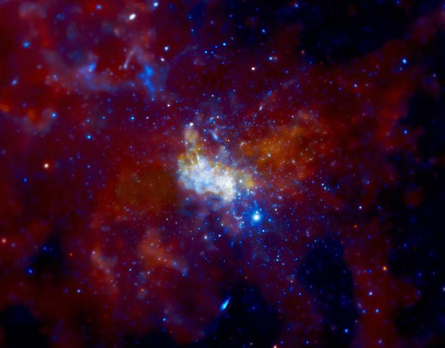 Zdjęcie otoczenia Sagittariusa A* wykonane przez teleskop kosmiczny Chandra, pracujący w zakresie promieni rentgenowskich. Credit: NASA/CXC/MIT/F. Baganoff, R. Shcherbakov et al. Zdjęcie otoczenia Sagittariusa A* wykonane przez teleskop kosmiczny Chandra, pracujący w zakresie promieni rentgenowskich. Credit: NASA/CXC/MIT/F. Baganoff, R. Shcherbakov et al.