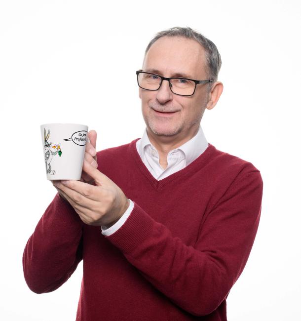 Prof.dr hab.inż. Krzysztof Kurek, dyrektor z prezentem od współpracowników: "Co jest Profesorku?" NCBJ (foto: NCBJ) Prof.dr hab.inż. Krzysztof Kurek, dyrektor NCBJ (foto: NCBJ)