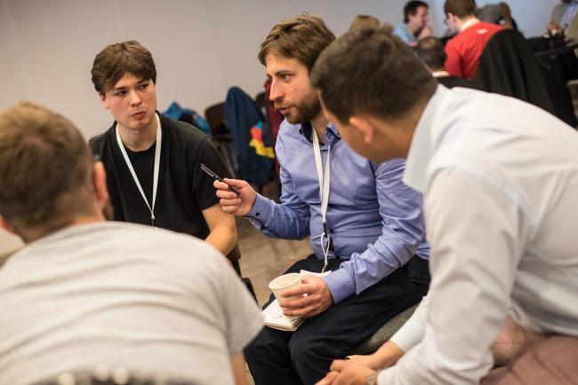 Początek hackathonu, narada. Paweł Posielężny (MIM UW), Adam Zadrożny (NCBJ), Arkadiusz Ćwiek (NCBJ), fot: Kuba Mozolewski, Ministerstwo Cyfryzacji