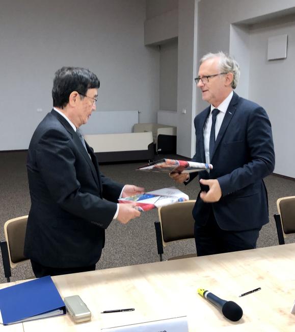 Prezydent Toshio Kodama i dyrektor Krzysztof Kurek wymieniają dokumenty umowy implementacyjnej (foto: Marek Pawłowski / NCBJ)