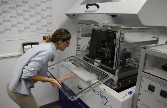 Przygotowania do badań nanomechanicznych po implantacji jonowej z użyciem urządzenia NanoTest Vantage w Narodowym Centrum Badań Jądrowych w Świerku. (Źródło: NCBJ)
