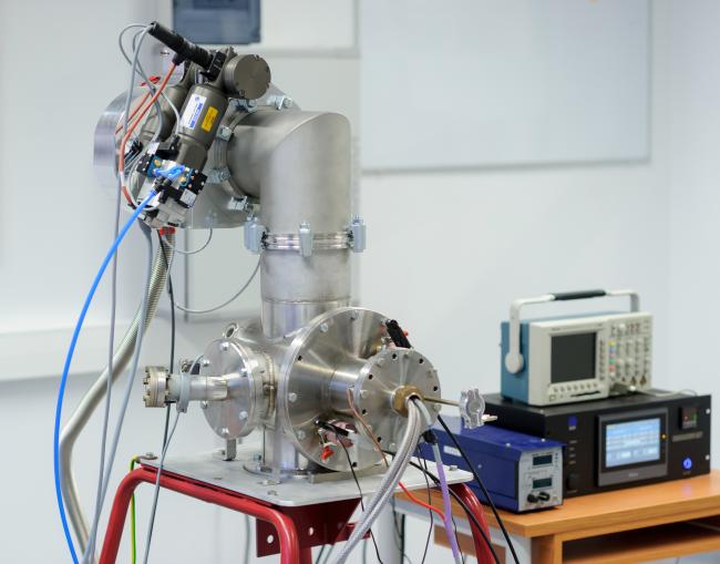 Magnetron wykorzystywany w inżynierii powierzchni materiałów w Zakładzie Technologii Plazmowych i Jonowych NCBJ