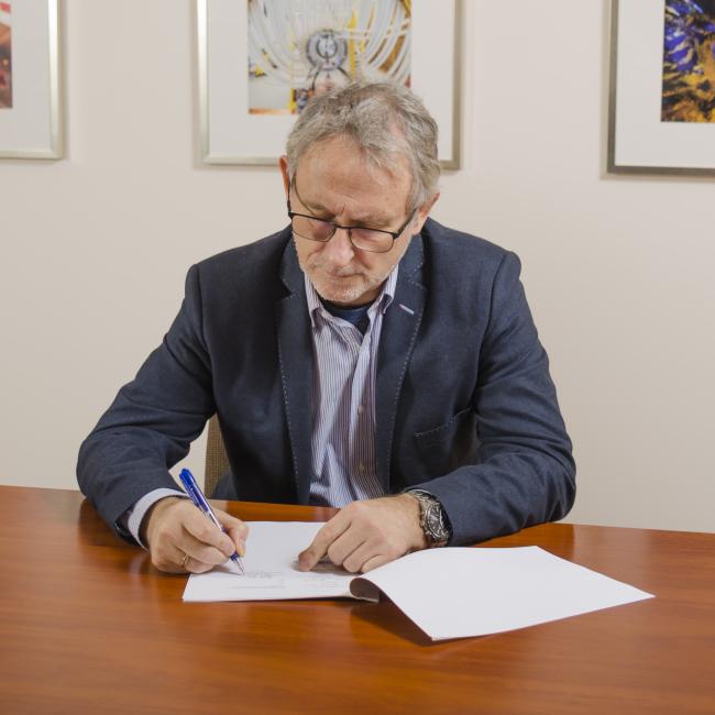 prof. Krzysztof Kurek podpisuje MoU w sprawie Hiper-K