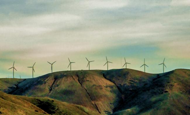 Farma wiatrowa umiejscowiona na szczycie wzgórza. Źródło: https://www.publicdomainpictures.net/en/view-image.php?image=270398&picture=wind-turbines