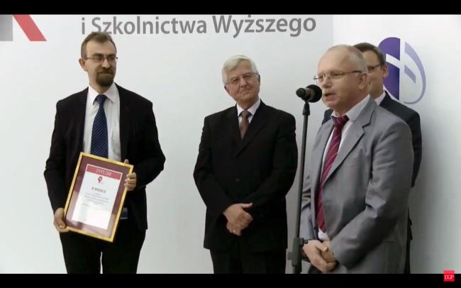 Paweł Sobkowicz i Sławomir Wronka (po lewej) odbierają nagrodę EUREKA! 2018 (foto: kadr z transmisji uroczystości)