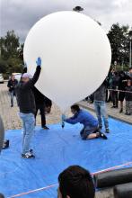 Tuż przed startem balonu z detektorami CosmicWatch (foto: Bartosz Maksiak / NCBJ)