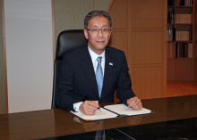 Rektor Uniwersytetu Tokijskiego, prof. Teruo Fujii podpisuje MoU w sprawie Hyper-K (foto: UTokyo)