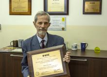 Prof. M. Moszyński z plakietka nagrody im. Glenna F. Knolla (foto: Marek Pawłowski, NVBJ)