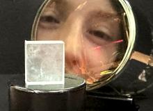 Kryształ scyntylacyjny jodku cezu domieszkowanego talem, prezentowany przez dr Zuzannę Mianowską z Narodowego Centrum Badań Jądrowych w Świerku. (Źródło: NCBJ)