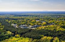 NCBJ. Na horyzoncie panorama Warszawy.