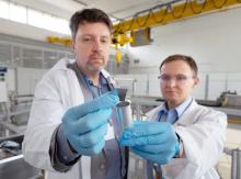 Prof. Jacek Rzadkiewicz i dr Rafał Prokopowicz z zasobnikiem do napromieniania próbek w celu produkcji izotopów renu (foto: NCBJ)