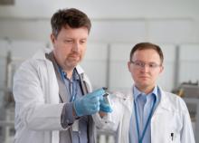 Dr Jacek Rzadkiewicz (z lewej) i dr Rafał Prokopowicz z zasobnikiem do napromieniania próbek w celu produkcji renu 186m (foto: NCBJ)