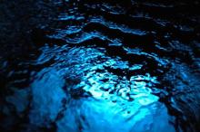 Błękitna woda w basenie reaktora - wynik efektu Czerenkowa