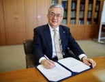 KEK Director General Masanori Yamauchi signs MoU on Hyper-K (foto: UTokyo) 