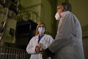 Minister Anna Moskwa i Dyrektor NCBJ prof. Krzysztof Kurek w hali reaktora MARIA. Źródło: MKiŚ