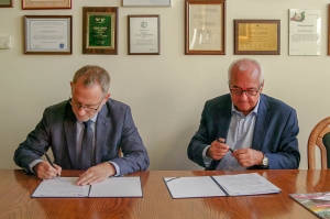 Podpisanie umowy NCBJ (K. Kurek) i ALK (W. Bielecki) (Foto: Piotr Mijakowski / NCBJ)