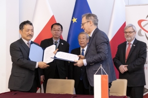 prof. Tatsuya Okubo, dziekan Szkoły Inżynierii na Uniwersytecie Tokijskim oraz prof. Krzysztof Kurek, dyrektor Narodowego Centrum Badań Jądrowych podpisali umowę o wymianie akademickiej (foto: NCBJ)