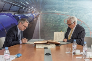 PK.Kurek, NCBJ Director General (left), and Dr. Frédérick Bordry, CERN Director for Accelerator Tech­no­lo­gies (right)(photo CERN)