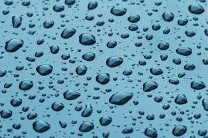 Kwantowe krople gazowego kondensatu Bosego-Einsteina mają stałą gęstość i wyraźne granice, podobnie jak widoczne na zdjęciu krople wody. (Źródło: Pixabay)