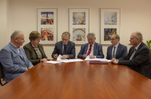 Signing the agreement on IChTJ and NCBJ PhD school (foto: Marek Pawłowski / NCBJ)