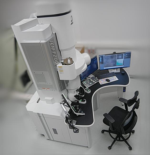 Nowy transmisyjny mikroskop elektronowy (TEM) JEM-F200 firmy JEOL uruchomiony w NOMATEN CoE (Foto: NCBJ) Nowy transmisyjny mikroskop elektronowy (TEM) JEM-F200 firmy JEOL uruchomiony w NOMATEN CoE (Foto: NCBJ)