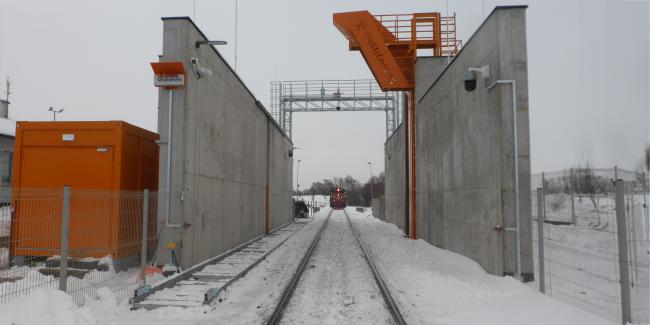 System Multicontrol CanisMatic Rail na granicznym przejściu kolejowym w Hrubieszowie (Foto: NCBJ; fragmenty obrazu wzbogacone dzięki rozszerzeniu generatywnemu) System Multicontrol CanisMatic Rail na granicznym przejściu kolejowym w Hrubieszowie (Foto: NCBJ; fragmenty obrazu wzbogacone dzięki rozszerzeniu generatywnemu)