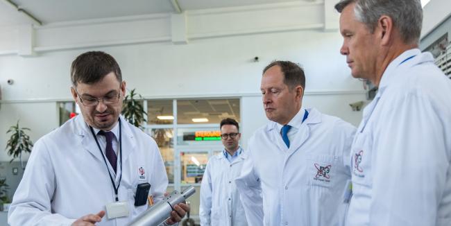 Wizyta delegacji w reaktorze MARIA. Na pierwszym planie od prawej: przewodniczący Urzędu Nadzoru Jądrowego USA (US NRC), Pan Christopher Hanson, Ambasador Stanów Zjednoczonych w Polsce, Pan Mark Brzezinski, Dyrektor Departamentu Eksploatacji Obiektów Jądrowych NCBJ, mgr inż. Paweł Nowakowski Wizyta delegacji w reaktorze MARIA. Na pierwszym planie od prawej: przewodniczący Urzędu Nadzoru Jądrowego USA (US NRC), Pan Christopher Hanson, Ambasador Stanów Zjednoczonych w Polsce, Pan Mark Brzezinski, Dyrektor Departamentu Eksploatacji Obiektów Jądrowych NCBJ, mgr inż. Paweł Nowakowski