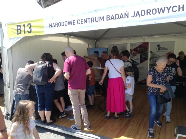Stoisko NCBJ podczas 27. Pikniku Naukowego Polskiego Radia i Centrum Nauki Kopernik Stoisko NCBJ podczas 27. Pikniku Naukowego Polskiego Radia i Centrum Nauki Kopernik