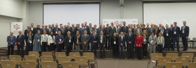 Przedstawiciele władz państwowych oraz kluczowych ośrodków badań jądrowych i reaktorowych z całego świata podczas sympozjum "Jubileusz 50 lat reaktora MARIA". Foto: NCBJ Przedstawiciele władz państwowych oraz kluczowych ośrodków badań jądrowych i reaktorowych z całego świata podczas sympozjum "Jubileusz 50 lat reaktora MARIA". Foto: NCBJ